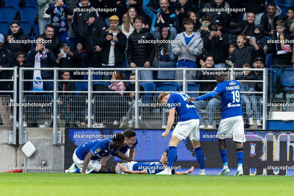 9L6A0096 | Joie des joueurs de l'equipe de Racing de Strasbourg (RCSA)  apres le but deGiovanni Alejandro Reyna #10 (RCSA) - Realisiert mit Pictrs.com
