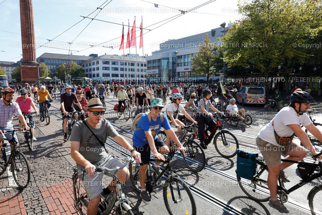 Klimastreik | 20.09.2025 Nach Kundgebung auf dem Luisenplatz von Fridays For Future zum heutigen bundesweiten KLIMASTREIK folgte Fahrraddemo in der Innenstadt Darmstadts unter Motto Wir zahlen nicht für eure Krise und Forderung für Klimagerechtigkeit statt Privatisierung hier Start zur Fahrraddemo (Foto: Peter Henrich) - Realisiert mit Pictrs.com
