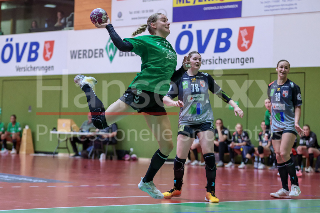 Handball, 2. Bundesliga Frauen, SV Werder Bremen - SV Union Halle-Neustadt | Meike Becker (SV Werder Bremen, 17) beim Wurf, am Ball, Spielszene, Aktion, Action