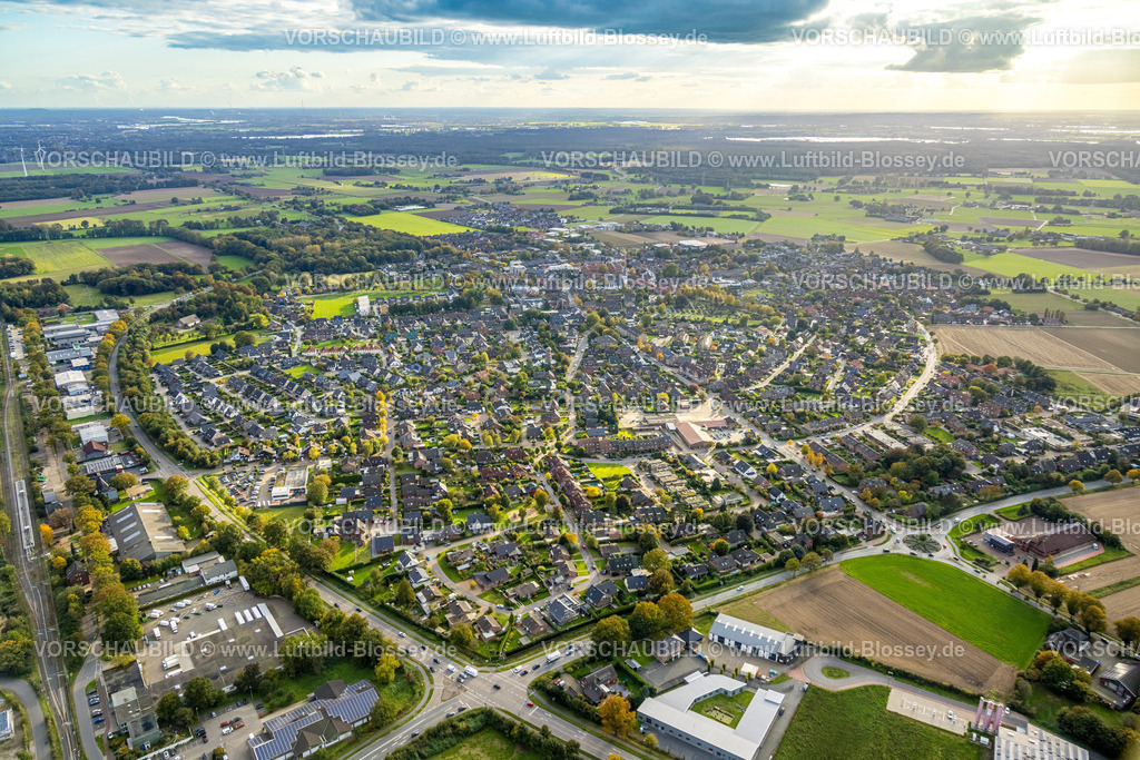 Hamminkeln241010921 | Luftbild, Wohngebiet Ortsansicht Hamminkeln, Fernsicht und blauer Himmel mit Wolken, Hamminkeln, Niederrhein, Nordrhein-Westfalen, Deutschland