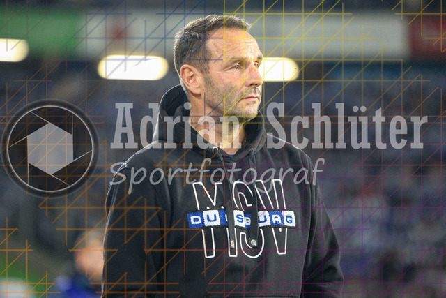 MSV Duisburg vs SV Waldhof Mannheim - 3. Liga | Duisburg, Deutschland, 07.11.25:   Trainer Dietmar Hirsch (MSV Duisburg) schaut waehrend des Spiels der 3. Liga MSV Duisburg vs SV Waldhof Mannheim in der schauinsland-reisen-arena(Foto von Brauer-Fotoagentur / Adrian Schlueter)