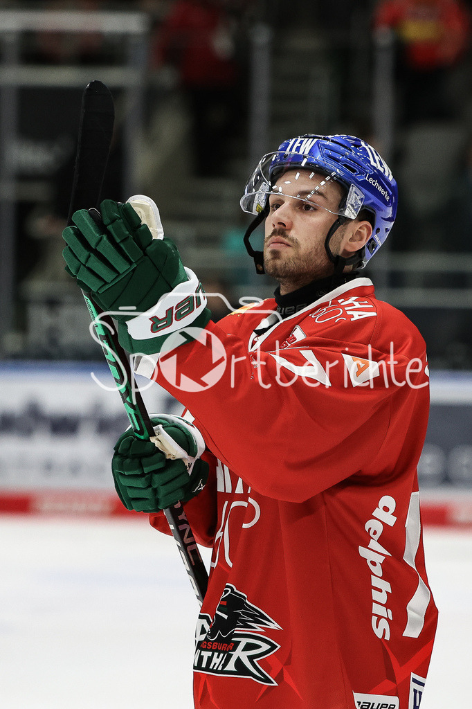 Augsburger Panther - Düsseldorfer EG | Luca TOSTO (AEV #77) bedankt sich bei den Zuschauern nach dem Abstieg des AEV / Traurig / enttaeuscht / Traenen / Symbolbild