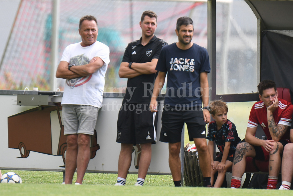 Totopokalspiel TSV Seebach : Fortuna Regensburg | Seebachs Verantwortlichen v.l.: Gunther Peukert  (sportlicher Leiter TSV Seebach); Manuel Ebner  (Teammanager TSV Seebach) und Trainer Andreas Kölbl (Trainer TSV Seebach) - Realisiert mit Pictrs.com