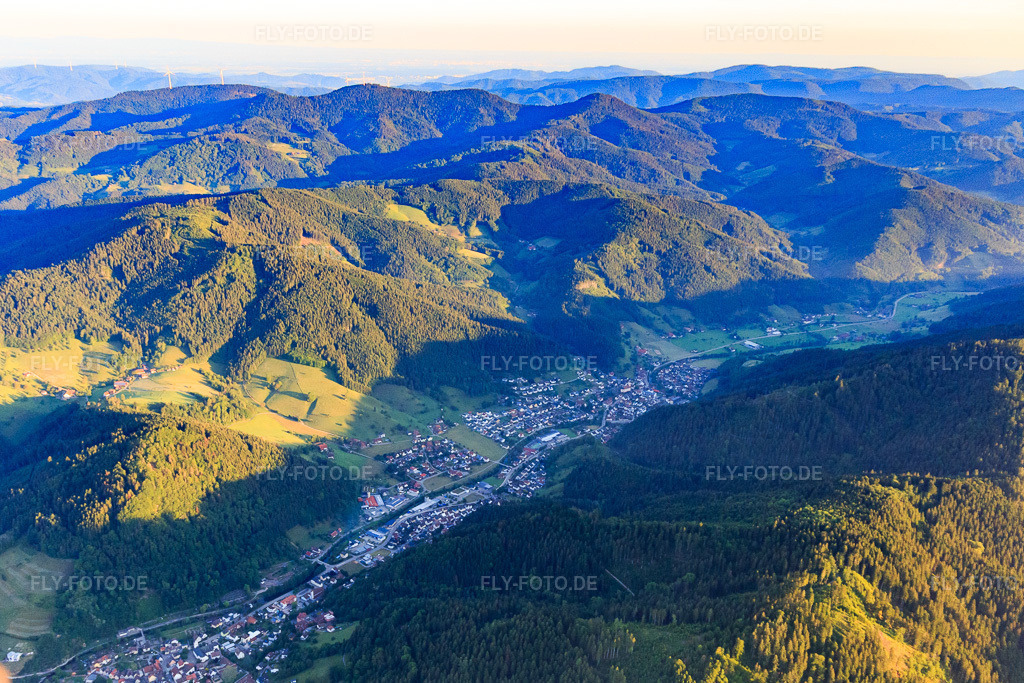Luftbild: Ortsansicht von Nordosten in Hausach im Bundesland Baden-Württemberg in Deutschland. Foto: IMG_114880.jpg vom 01.06.2019 durch Werner Riehm/FLY-FOTO.de