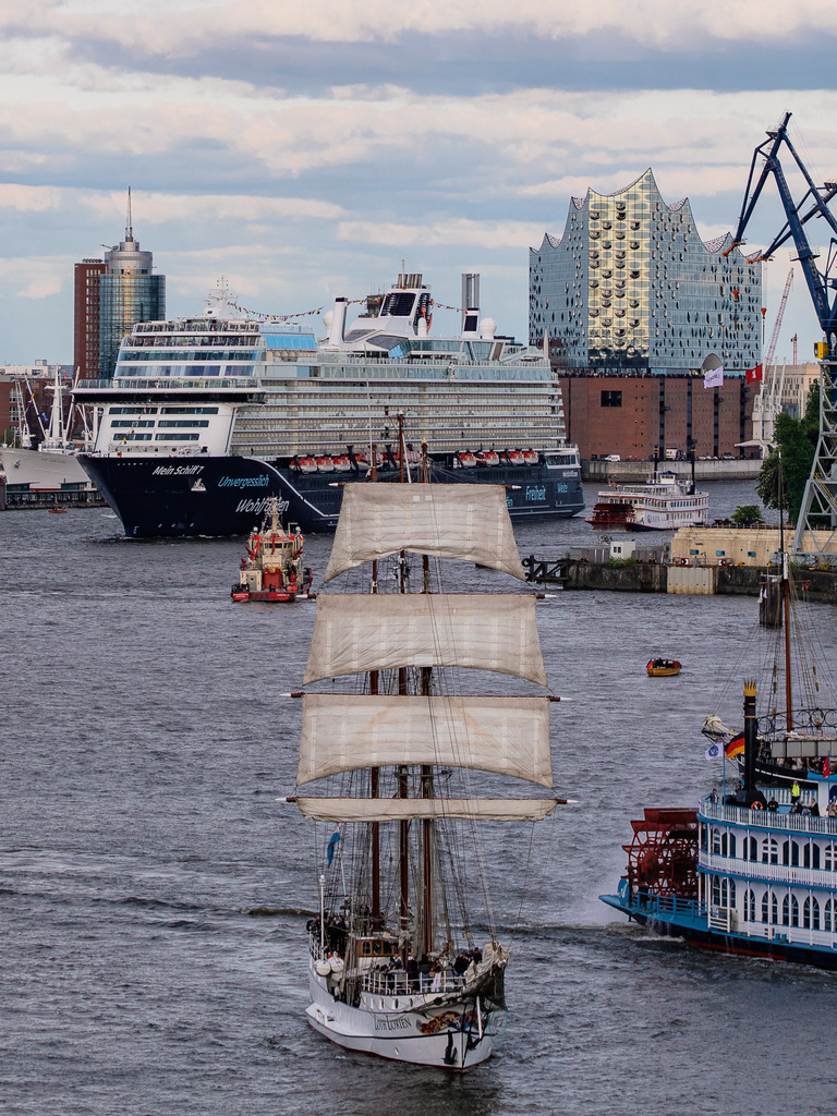 Tradition und Moderne | Loth Lorien vor Mein Schiff 7 - Realisiert mit Pictrs.com