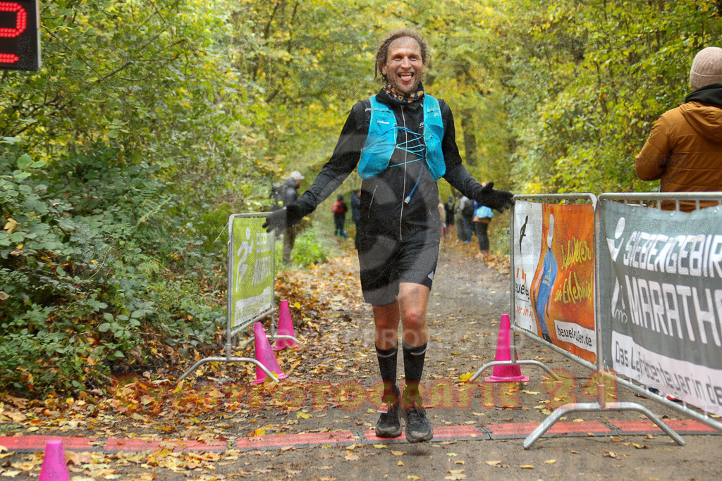 251026_1324_EX1_3360 | Sportfotografie im Rhein-Sieg Kreis, Köln, Bonn, NRW, Rheinland Pfalz, Hessen, etc. Unser Tätigkeitsfeld umfasst den Laufsport vom Volkslauf über den Marathon, Duathlon, Triathon bis zum Ultralauf wie Kölnpfad Ultra oder Schindertrail.