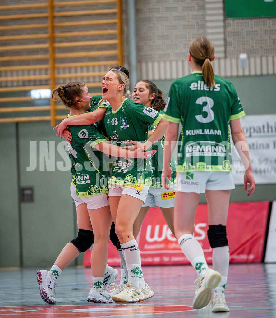 Handball I Frauen I Saison 2025-2026 I 3. Liga Staffel Nord I 10. Spieltag I SC SFN Vechta - HSG Blomberg-Lippe II I 0868 | Maya Janßen (44, SC SFN Vechta), Nele Wessels (13, SC SFN Vechta), Theresa Beermann (8, SC SFN Vechta) und Lisa Kuhlmann (3, SC SFN Vechta) - Realisiert mit Pictrs.com