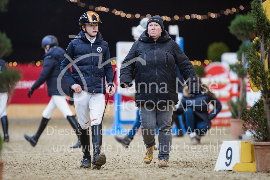 221127_Winterfestival_L-Spr_HPTTY-219 | Deine schönsten Turniermomente als professionelle Fotos! Entdecke hochwertige Pferdesport-Fotografie im Online-Shop. Jetzt Fotos finden & bestellen!