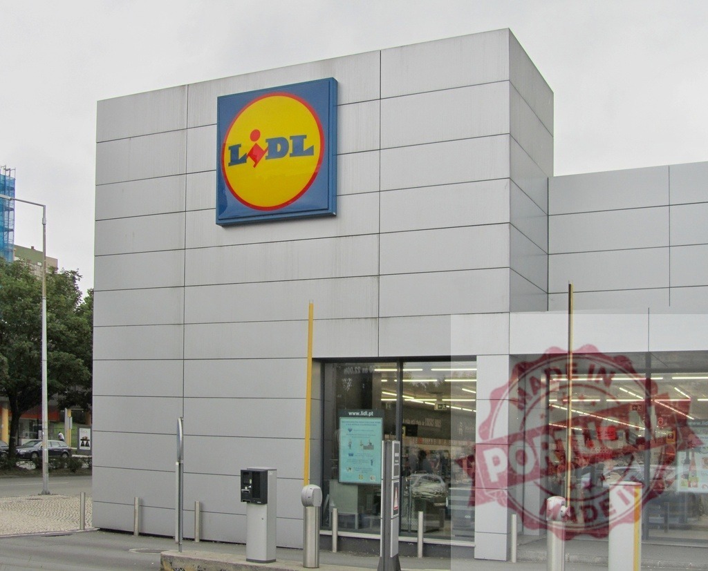 Lidl supermarket building facade with logo and entrance | Lidl grocery store exterior showing its architecture and commercial front - Realisiert mit Pictrs.com