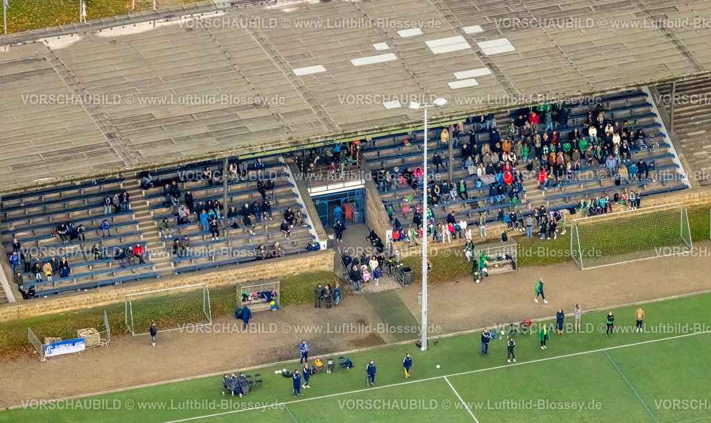 Gelsenkirchen231103064 | Luftbild, Tribüne und Zuschauern und Trainer und Trainerinnen am Spielfeldrand der Kampfbahn Glückauf, Fußballstadion des DJK Teutonia Schalke-Nord 1921 e.V., ehemalige Heimspielstätte des FC Schalke 04, Schalke-Nord, Gelsenkirchen, Ruhrgebiet, Nordrhein-Westfalen, Deutschland