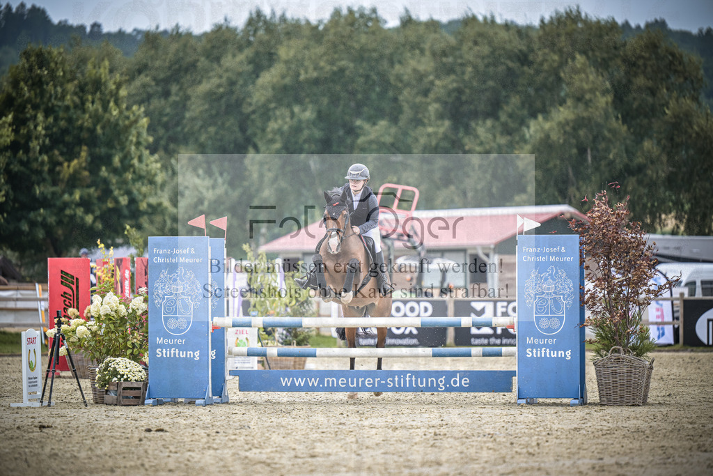 DOS_2250 | Entdecke hochwertige Reitturnierfotos von Foto Oger. Professionell, emotional und authentisch – jetzt Lieblingsmomente im Shop bestellen.Deutschlandweite Turnierfotografie. - Realisiert mit Pictrs.com