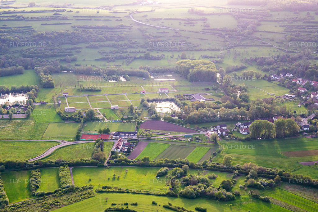 Luftbild: Europäischer Kulturpark Bliesbruck-Reinheim Informationszentrum mit Römische Taverne , Gallo-römische Villa von Reinheim und Keltischer Farm im Ortsteil Reinheim in Gersheim im Bundesland Saarland in Deutschland. Foto: IMG_140463.jpg vom 30.04.2024 durch Werner Riehm/FLY-FOTO.deAuflösung des Originals: 5472 x 3648 pxWWW.EUROPAEISCHER-KULTURPARK.DE