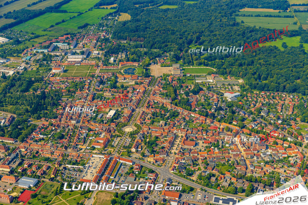 Neue Luftbildaufnahme der Stadt Ludwigslust - Das Luftbild wurde 2025 vom UL-Flugzeug heraus erstellt ( keine Drohnenaufnahme ) - Hochauflösende Luftaufnahme - für Wandbilder und großformatige Ausdrucke geeignet. Das besondere Geschenk!Hier alle&nbsp;Infos zur Lizenzierung der LuftaufnahmeWir fliegen auch dieses Jahr wieder in Ihre Region um Luftbilder zu erstellen.- Luftbild anfragen