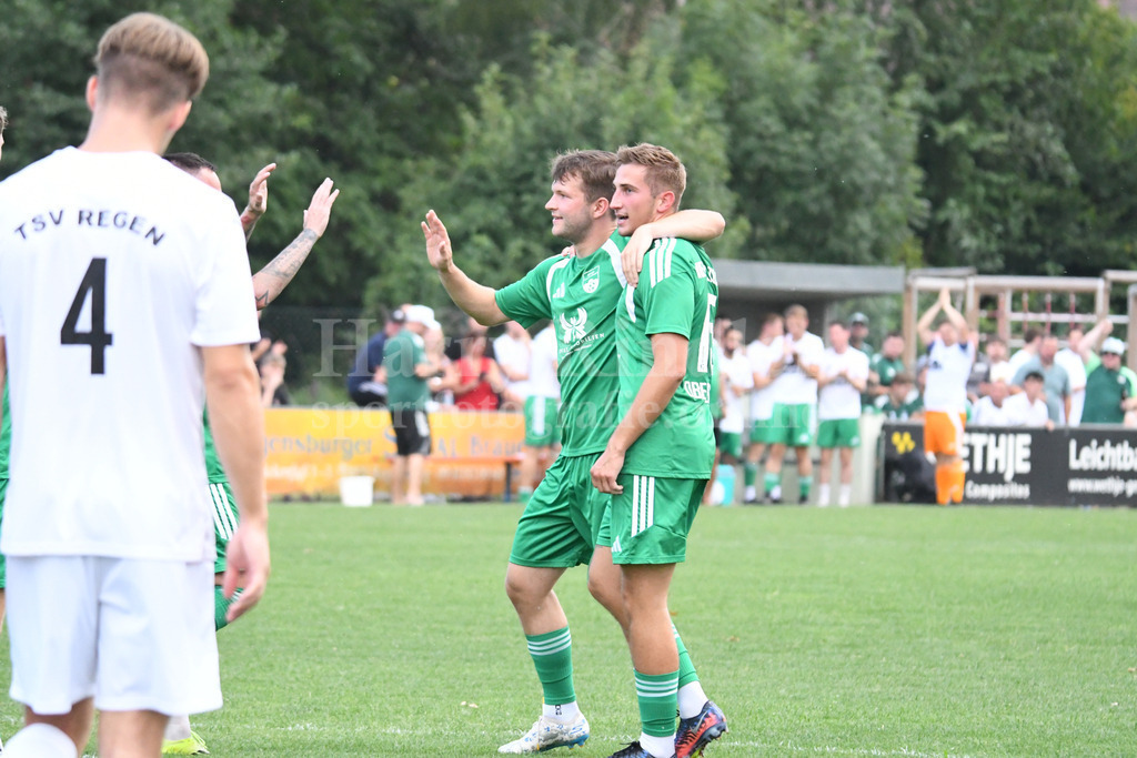 SpVgg Niederalteich : TSV Regen  | Torjubel nach dem 1:0 Führungstreffer li. Torschütze Florian Nickl und der Vorlagengeber Fabio Obermeier - Realisiert mit Pictrs.com