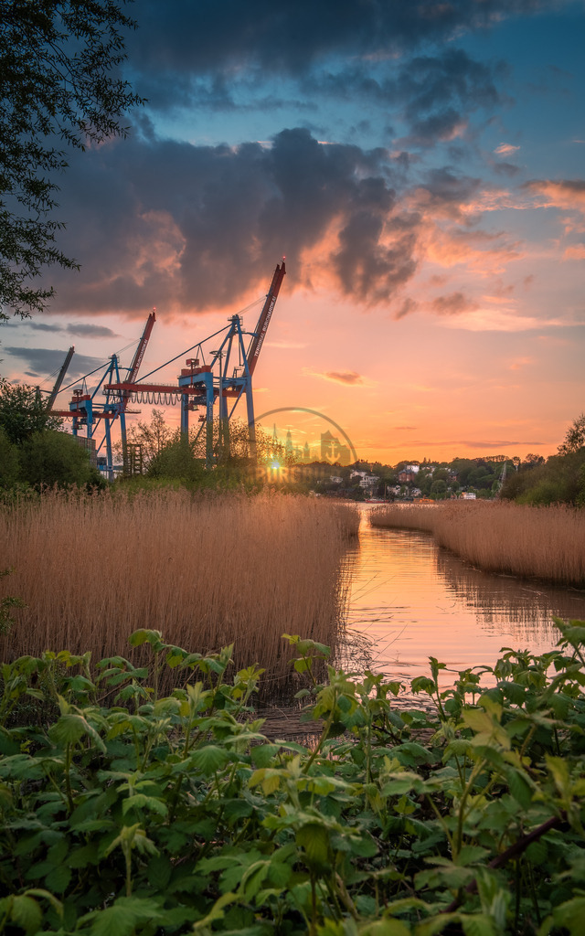 Nature Sunset Hafen Hamburg Elbe 1 | Exklusive Hamburg collagen, tolle Segelbilder und viele weitere tolle Motive auf Leinwand, Poster, Alu-Dibond, u.v.m. findet Ihr bei uns auf hamburgbild.de. Findet Euer Wandbild für Euer Zuhause, Büro oder die  Praxis…. - Realisiert mit Pictrs.com