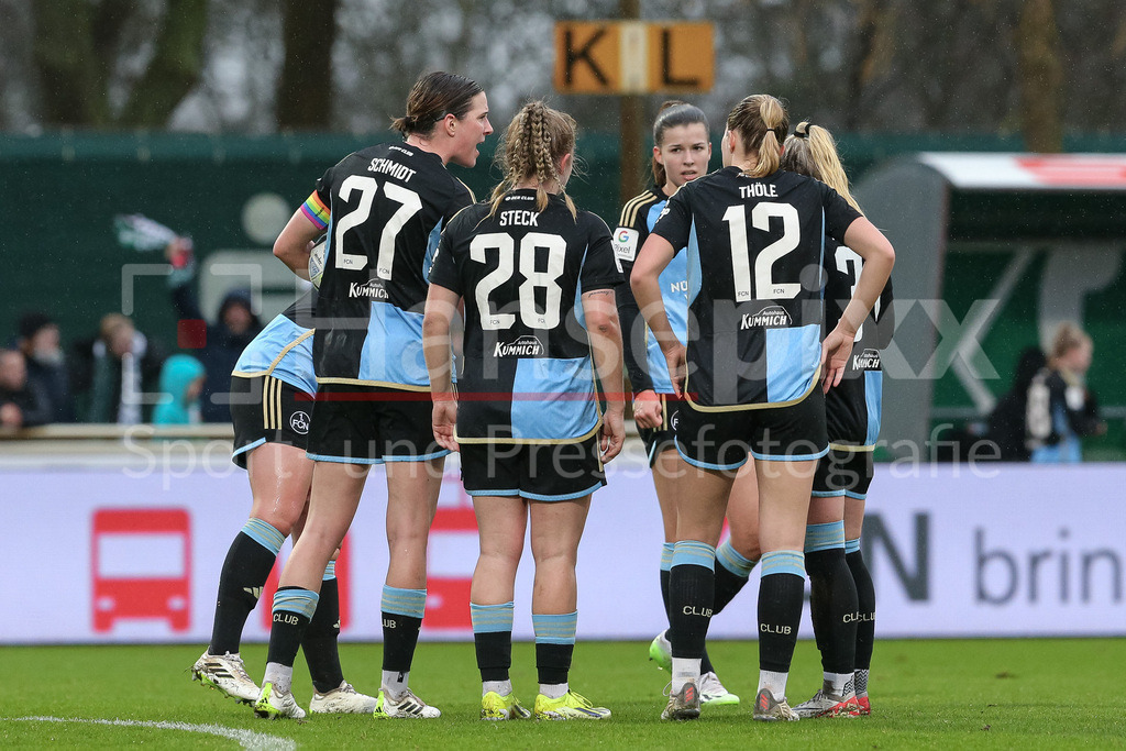 Fussball, Google Pixel Frauen-Bundesliga, SV Werder Bremen - 1. FC Nürnberg | v.li.: Spielerinnen vom 1. FC Nürnberg besprechen sich nach dem Gegentor, Tor zum 3:0, DIE DFB-RICHTLINIEN UNTERSAGEN JEGLICHE NUTZUNG VON FOTOS ALS SEQUENZBILDER UND/ODER VIDEOÄHNLICHE FOTOSTRECKEN. DFB REGULATIONS PROHIBIT ANY USE OF PHOTOGRAPHS AS IMAGE SEQUENCES AND/OR QUASI-VIDEO.