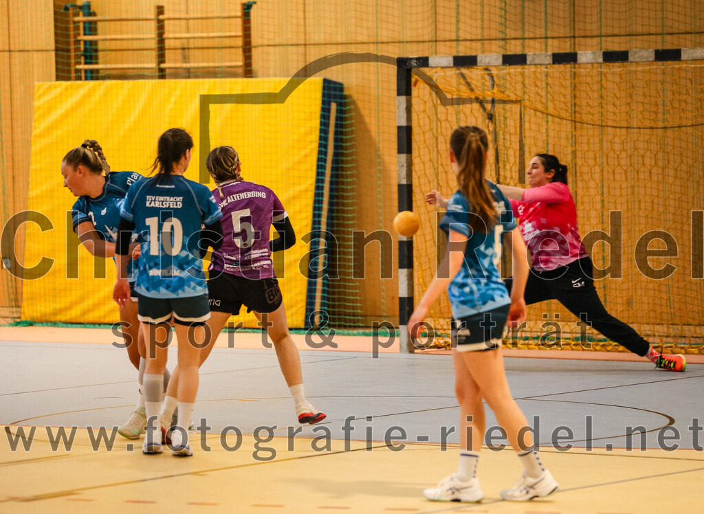 2024-03-09_069_SpVgg_Altenerding_gegen_Eintracht_Dachau-Karlsfeld | Erding, Deutschland, 09.03.2024:
Handball, Bezirksoberliga Frauen Altbayern 2023 / 2024, 17. Spieltag, SpVgg Altenerding gegen Eintracht Dachau-Karlsfeld, Endergebnis: 26:25

Lisa Brugger (TSV Eintracht Karlsfeld, #10), Lena Prem (SpVgg Altenerding, #5), Theresa Biller (TSV Eintracht Karlsfeld, #5), Simona Maiolo (TSV Eintracht Karlsfeld, #12)

Foto: Christian Riedel / fotografie-riedel.net