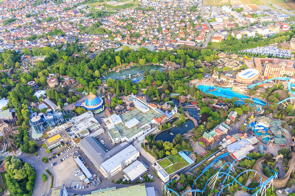 Luftbild: Übersicht klassischer Teil mit Fjord Rafting und blue fire Megacoaster des Europapark Rust in Rust im Bundesland Baden-Württemberg in Deutschland. – Foto: IMG_147305.jpg vom 29.05.2025 durch Werner Riehm/FLY-FOTO.de – Auflösung des Originals: 5020 x 3347 px – ico_highlight