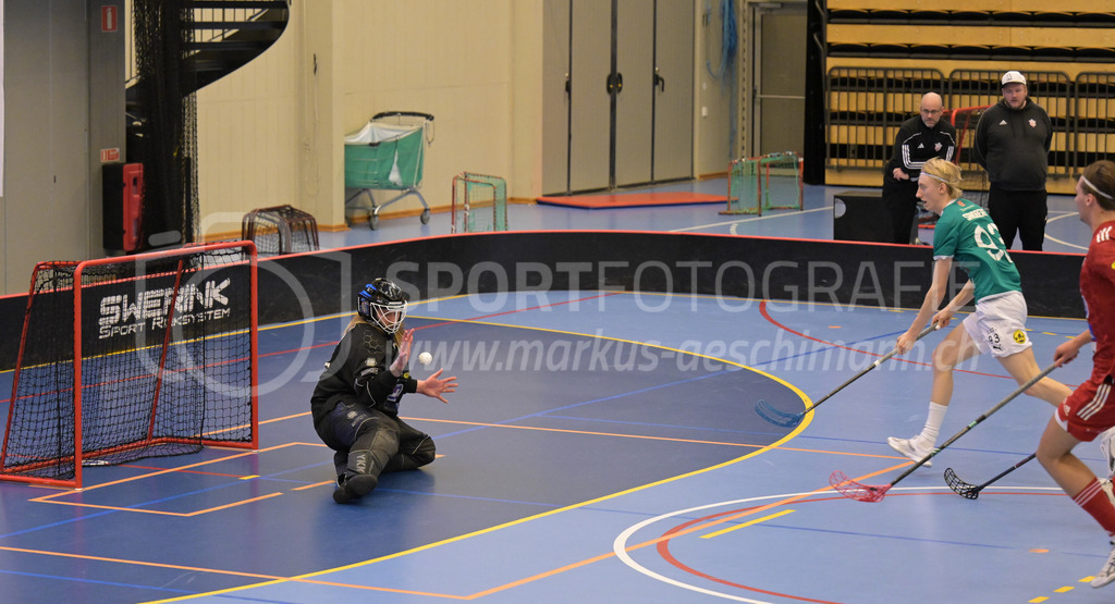 Lillan IBK vs Strängnäs IBK - 17. März 2024 | Lillan IBK vs Strängnäs IBK
Idrottshuset Örebro, Arenahallen, Örebro
Wiktor Åkerstedt (#70 Strängnäs IBK) defends against Jakob Sandberg (#93 Lillan IBK).
Bild: Sportfotografie Markus Aeschimann | www.markus-aeschimann.ch - Realisiert mit Pictrs.com