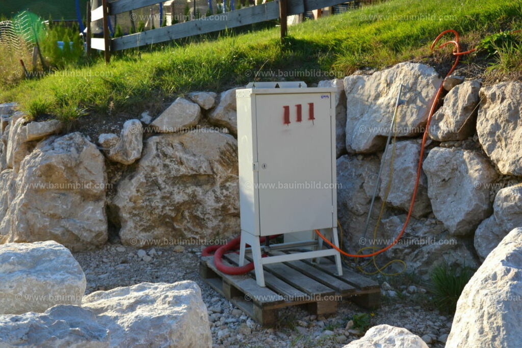 bib-lg17-elektroinstallation-0002 | Nach LV-Leistungsgruppen sortierte Detailfotos über den Bau eines Hauses. Alle Hausbau-Bilder direkt vom Urheber und Autor der Website Haus-Selber-Bauen.com