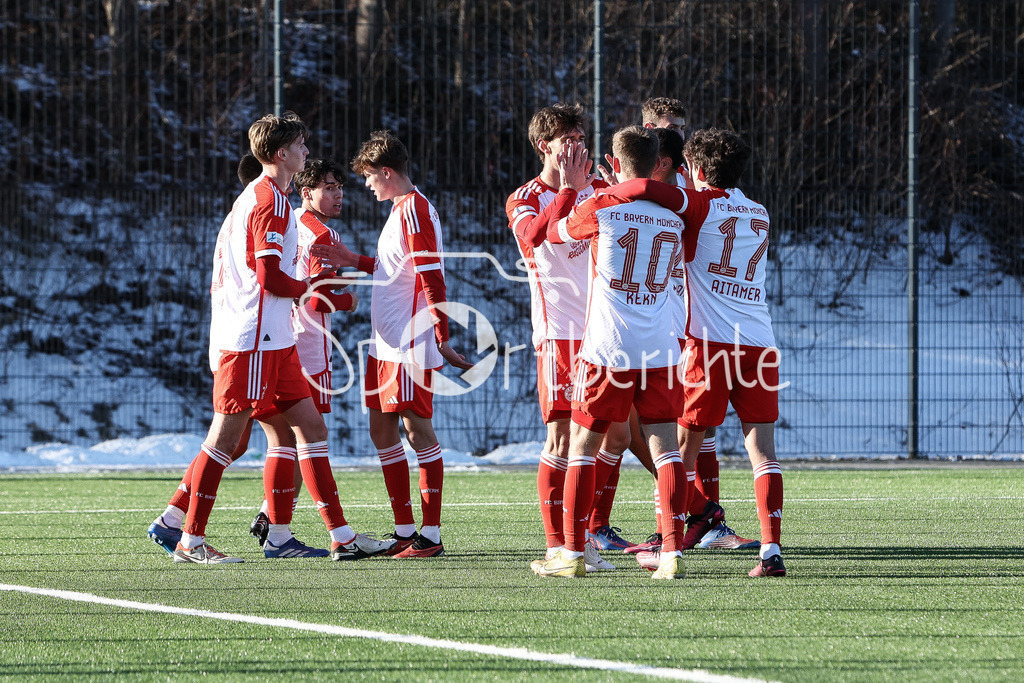 FC Bayern Amateure - SC Austria Lustenau | Jubel der Amateure nach dem Treffer zum 1-0 durch Benedikt WIMMER (FCB #12) / Freude / Tor / Torschuetze