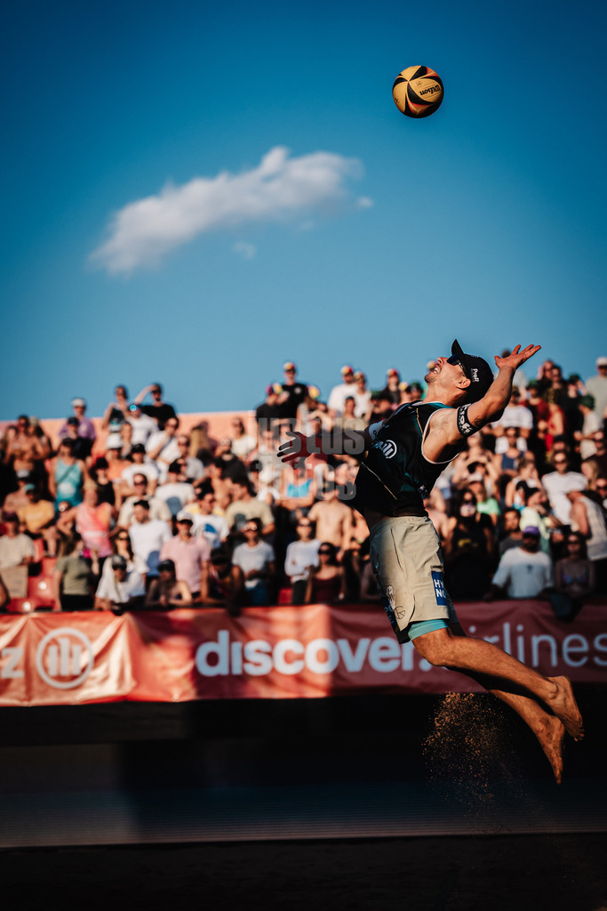 Beachvolleyball | Männer | Allianz German Beach Tour 2025 | Tourstop München | 04.07.2025 | Mathias Seiser beim Aufschlag