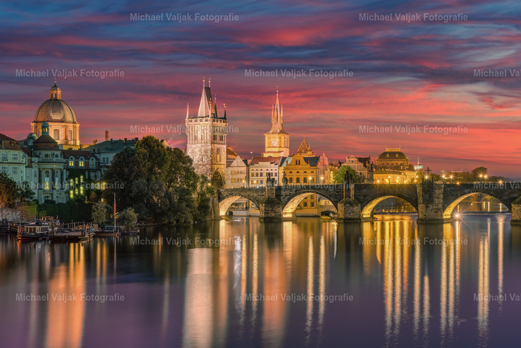 Prag bei Nacht | Blick über die Moldau in Richtung Prager Altstadt und Karlsbrücke. - Realisiert mit Pictrs.com
