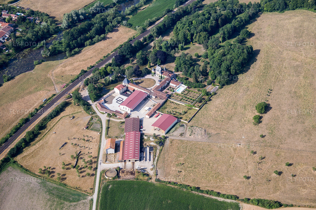 Vue aérienne: Château d'Adomenil à Rehainviller dans le département Meurthe et Moselle, France – .Photo: IMG_083157.jpg prise le 11/07/2015 par Werner Riehm/FLY-FOTO.eu – Résolution de l'original: 5472 x 3648 px