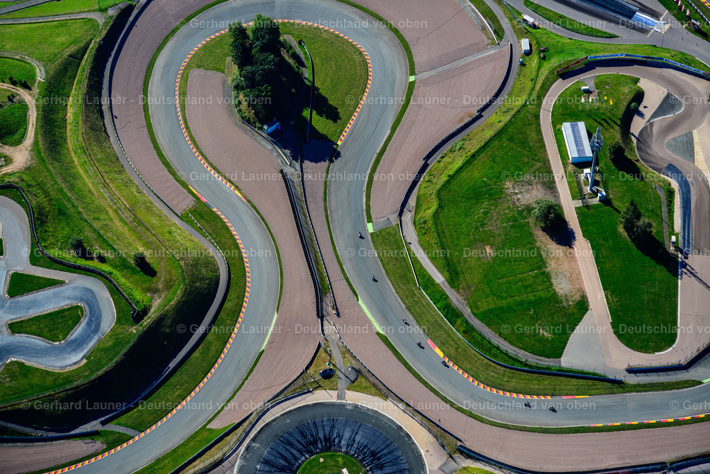 3636836 | Omega-Kurve Sachsenring OBERLUNGWITZ 25.08.2016 Rennstrecke der Rennbahn am Sachsenring in Oberlungwitz im Bundesland Sachsen. Weiterführende Informationen bei: Allgemeiner Deutscher Automobil-Club Sachsen e.V.. // Racetrack racecourse in Oberlungwitz in the state Saxony. Further information at: Allgemeiner Deutscher Automobil-Club Sachsen e.V.. Foto: Gerhard Launer