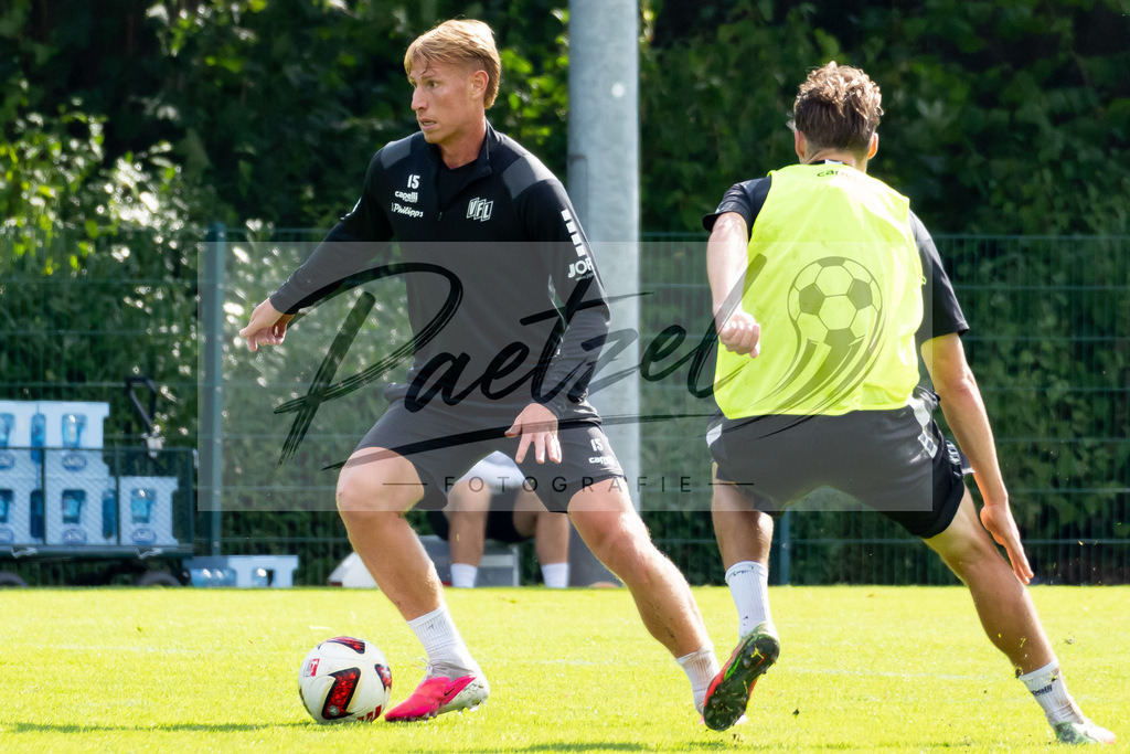 20260909_TRAOSN_0127 | Fußball, Herren: Bjarke Jacobsen (VfL Osnabrück) in Aktion, am Ball, Einzelaktion beim Training des VfL Osnabrück am 09.09.2026 im Sportpark Illoshöhe in Osnabrück, Deutschland.(Foto von Nico Paetzel) - Realisiert mit Pictrs.com