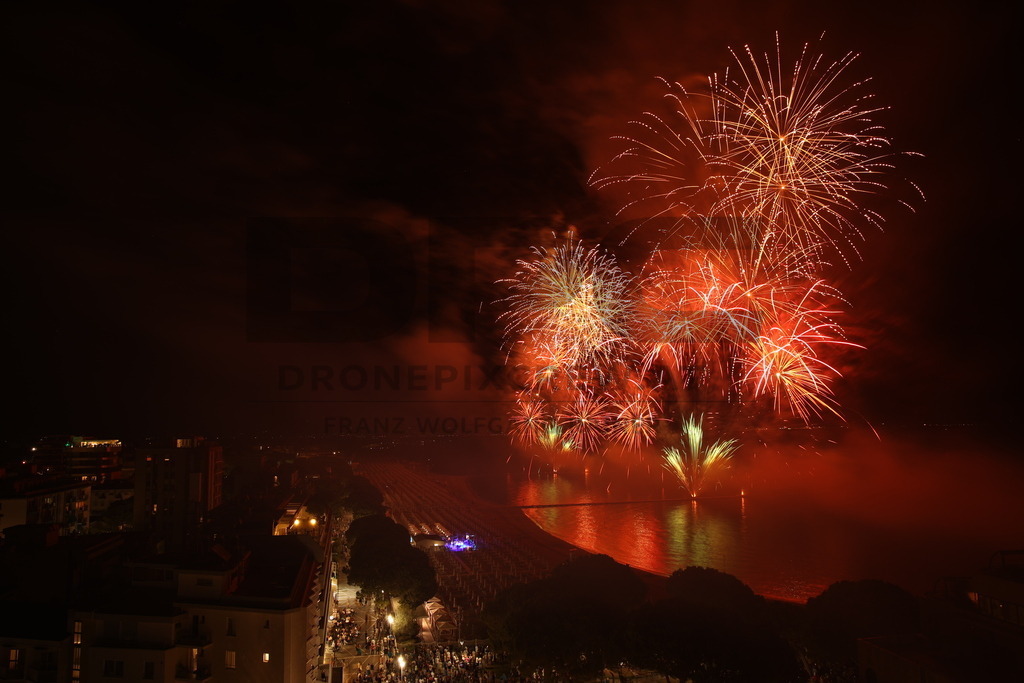 Ferragosto Fireworks in Grado, Italy | GRADO, ITALY, 15.AUG.26 - FIREWORKS - Ferragosto fireworks over the Adriatic Sea in Grado, Italy. Colorful fireworks light up the night sky above the beach, coastline and waterfront during the traditional summer celebration. - Realisiert mit Pictrs.com