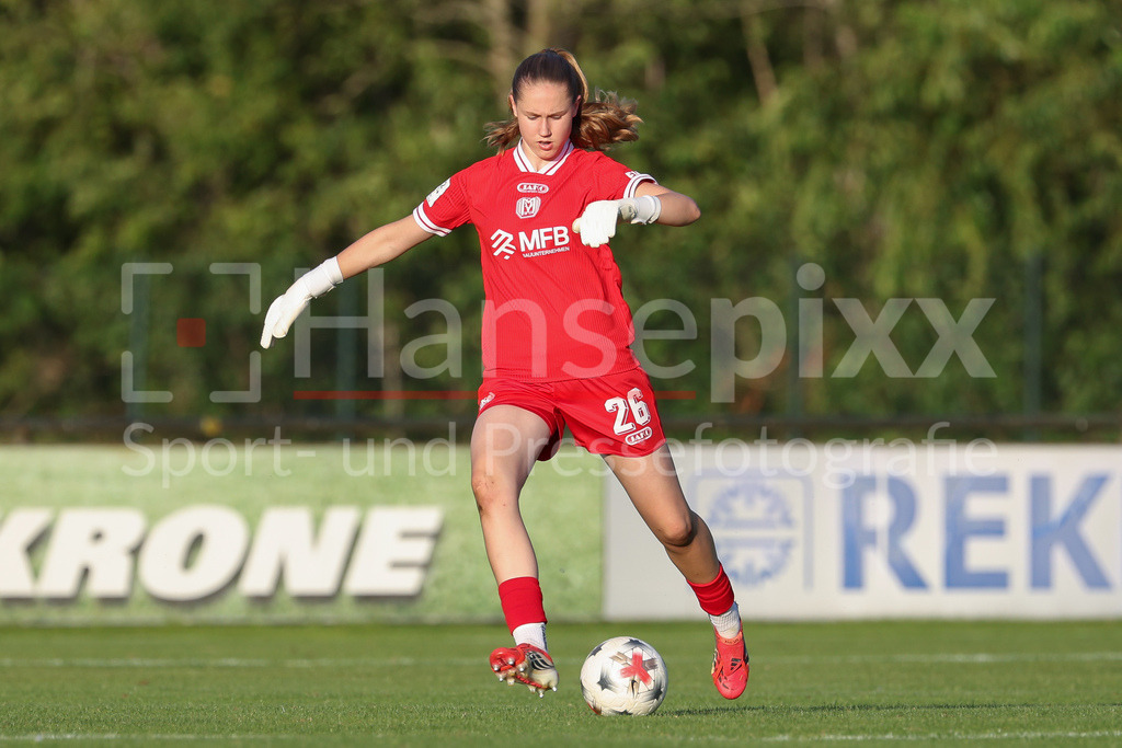 Fussball, Testspiel Frauen, SV Meppen - MSV Duisburg | Leonie Dalming (Torhüterin, Torwart, SV Meppen, 26) am Ball, Freisteller, Einzelbild, Ganzkörper, Aktion, Action, Spielszene