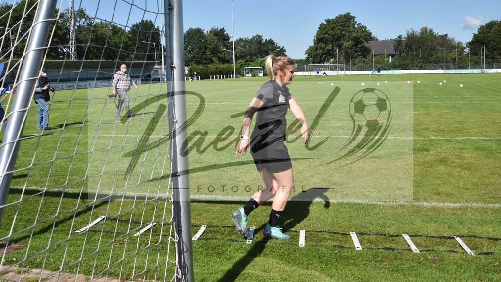 TRASFL20200715_0101 | Fussball, Herren: Trainerin Imke Wuebbenhorst (SF Lotte) schaut bei der Trainingseinheit von SF Lotte im Sportpark am Lotter Kreuz am 15.07.2020 in Lotte, Deutschland. - Realisiert mit Pictrs.com