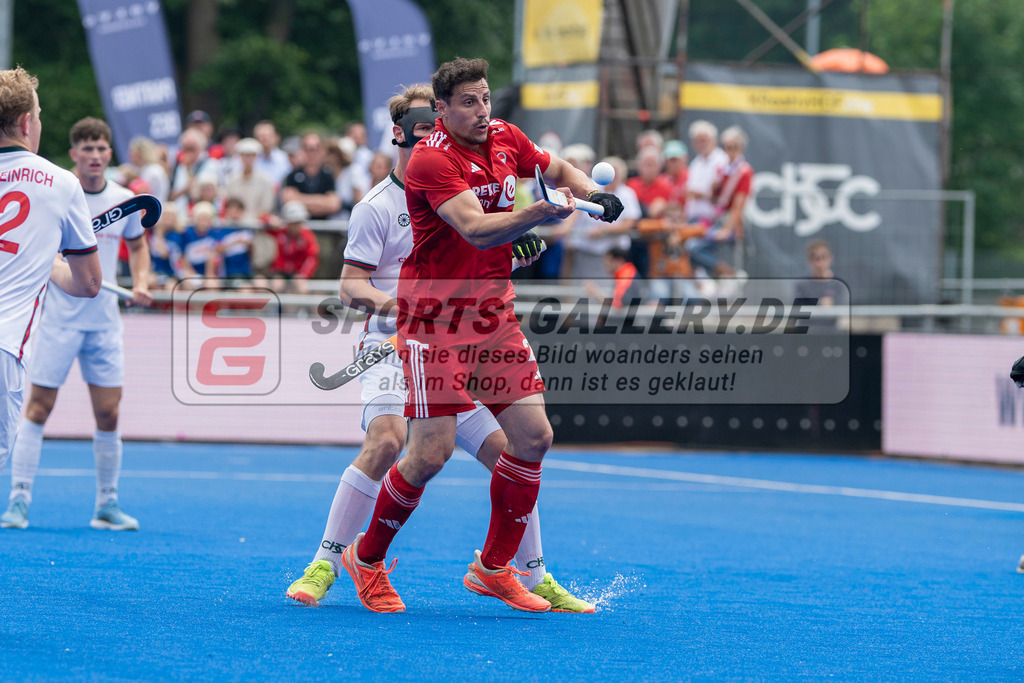 Final4_20250601-1459-Z82_9258 | Krefeld, Deutschland, 01.06.2025:  Feldhockey Final4 2025 – „Deutsche Feldhockey-Meisterschaften 2025“ Crefelder HTC - Rot-Weiss Köln (Finale Herren) im Gerd-Wellen-Hockeyanlage am 01.06.2025 in Krefeld, Deutschland. (Foto von Kramhöller/Fehrmann/Kaste)Krefeld, Germany, 01.06.2025: Feldhockey Final4 2025 – „Deutsche Feldhockey-Meisterschaften 2025“ Harvestehuder HTC - Düsseldorfer HC (Finale Damen) in Gerd-Wellen-Hockeyanlage at 01.06.2025 in Krefeld, Deutschland. (Foto from Kramhöller/Fehrmann/Kaste)