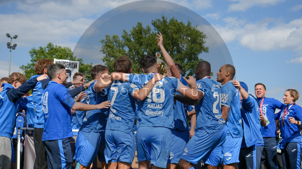 Fußball, Herren, Saison 2024/2025, Finaltag der Amateure 2025, Landespokal Brandenburg, Finale, VfB 1921 Krieschow vs. RSV Eintracht 1949, Samstag 24.05.2025, Volksparkstadion Neuruppin, | Fußball, Herren, Saison 2024/2025, Finaltag der Amateure 2025, Landespokal Brandenburg, Finale, VfB 1921 Krieschow vs. RSV Eintracht 1949, Samstag 24.05.2025, Volksparkstadion Neuruppin, Im Bild: Der RSV Eintracht 1949 bejubelt den Landespokalsieg - Realisiert mit Pictrs.com