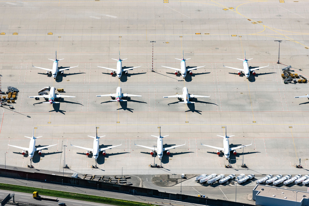 dr__0051036.jpg | STUTTGART 22.04.2020 Passagierflugzeug auf der Parkposition - Abstellfläche auf dem Flughafen in Stuttgart während des Corona Lockdown im Bundesland Baden-Württemberg, Deutschland. Weiterführende Informationen bei: Eisele Flugdienst GmbH,  Flughafen Stuttgart GmbH,  KURZ Aviation Service Business Aviation Centre Stuttgart GmbH. // Passenger airplane in parking position - parking area at the airport in Stuttgart in the state Baden-Wurttemberg, Germany. Further information at: Eisele Flugdienst GmbH,  Flughafen Stuttgart GmbH,  KURZ Aviation Service Business Aviation Centre Stuttgart GmbH. Foto: Daniel Reiter