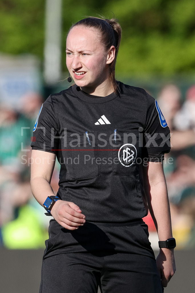 Fussball, Google Pixel Frauen-Bundesliga, SV Werder Bremen - FC Bayern München | Schiedsrichterin Lara Wolf, Portrait, Nahaufnahme, Einzelfoto, Einzelbild, DIE DFB-RICHTLINIEN UNTERSAGEN JEGLICHE NUTZUNG VON FOTOS ALS SEQUENZBILDER UND/ODER VIDEOÄHNLICHE FOTOSTRECKEN. DFB REGULATIONS PROHIBIT ANY USE OF PHOTOGRAPHS AS IMAGE SEQUENCES AND/OR QUASI-VIDEO.