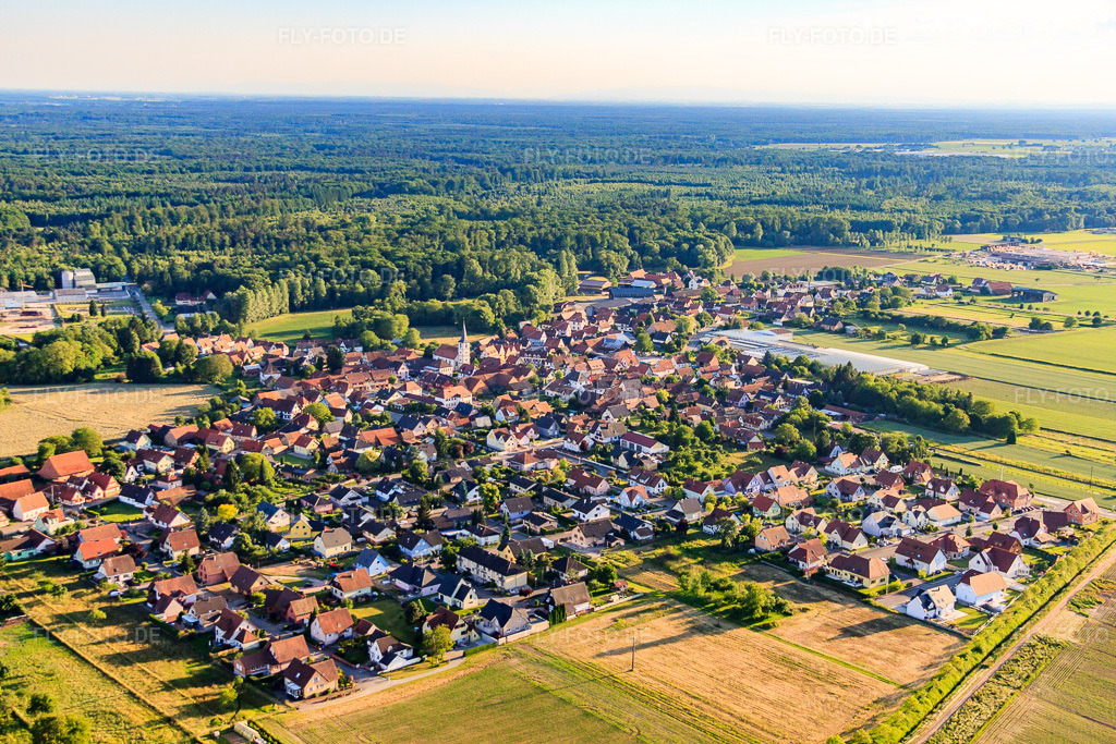Luftbild: Ortsansicht von Nordosten in Niederrœdern im Bundesland Bas-Rhin in Frankreich.Foto: IMG_58009.jpg vom 16.06.2013 durch Werner Riehm/FLY-FOTO.deAuflösung des Originals: 4752 x 3168 px