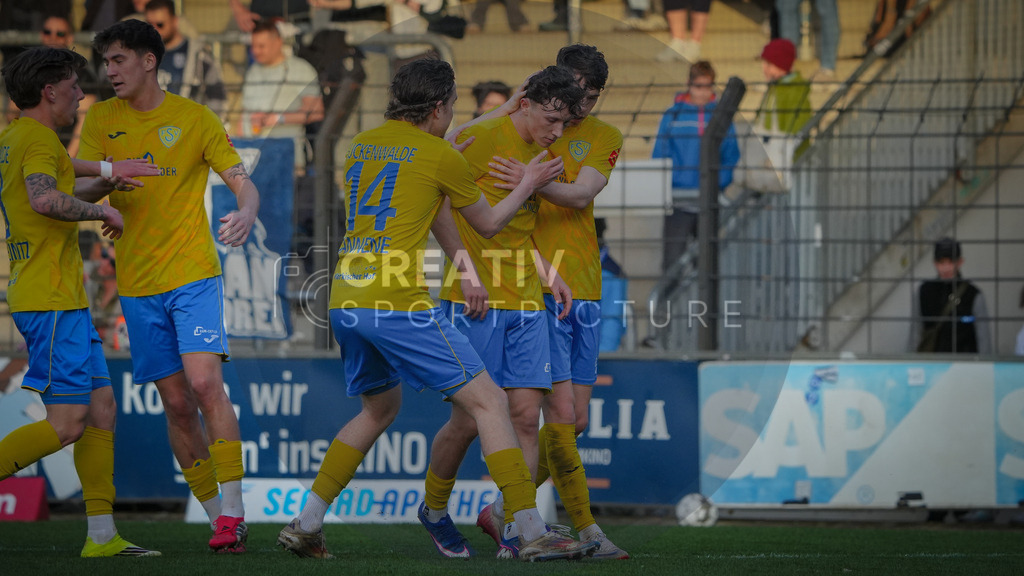 Fußball, Herren, Saison 2025/2026, Regionalliga Nordost, 30. Spieltag, FSV 63 Luckenwalde vs. SV Babelsberg 03, Freitag 17.04.2026, Karl-Liebknecht-Stadion Potsdam | Fußball, Herren, Saison 2025/2026, Regionalliga Nordost, 30. Spieltag, FSV 63 Luckenwalde vs. SV Babelsberg 03, Freitag 17.04.2026, Karl-Liebknecht-Stadion Potsdam, Im Bild: Jubel beim FSV 63 Luckenwalde um Torschütze Len Neumman nach dem Führungstreffer. - Realisiert mit Pictrs.com