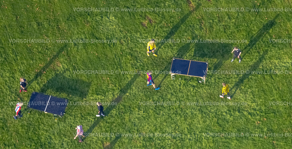 Bochum221100733 | Luftbild, Sportliche Betätigung auf einer Wiese am Fluss Ruhr, Tischtennisspielen auf der Wiese. Dahlhausen, Bochum, Ruhrgebiet, Nordrhein-Westfalen, Deutschland