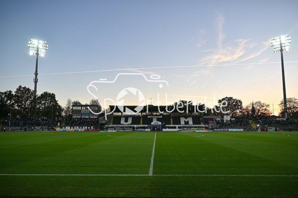SSV Ulm 1846 Fussball - FC Schalke 04 | Das Donaustadion in Ulm strahlt in der Abendsonne vor dem Spiel gegen den FC Schalke 04 / Stadionfoto / 2. Bundesliga: SSV Ulm 1846 Fussball - FC Schalke 04, Donaustadion am 01.11.2024