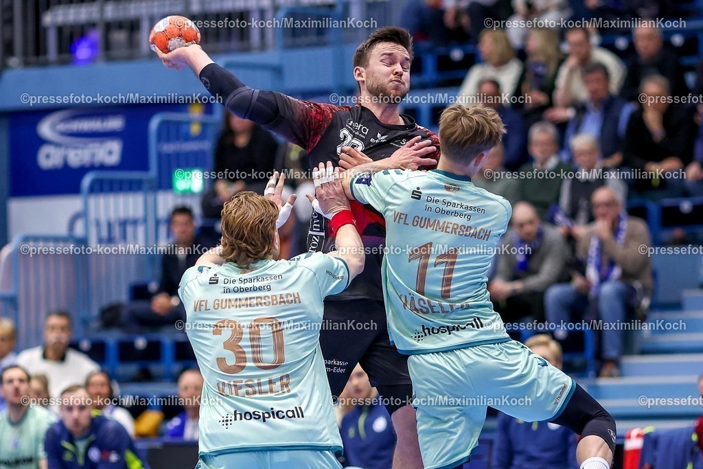 Gum25032501011 | 25.03.2025, Handball, European League - Play-Offs, VfL Gummersbach - MT Melsungen, Schwalbe-Arena: Jonathan Svensson (MT Melsungen #28) gegen Tom Kiesler (GUM #30) und Mathis Häseler (GUM #11) 