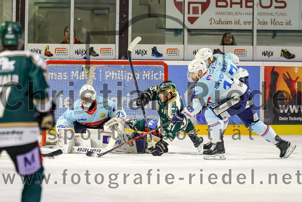 2025-12-23_083_TSV_Erding_gegen_Heilbronner_Falken | Erding, Deutschland, 23.12.2025:Eishockey, Oberliga Süd 2025 / 2026, 29. Spieltag, TSV Erding gegen Heilbronner Falken, Endergebnis: 5:4Torwart Franz Jokinen (Heilbronner Falken, #75), Thomas Matheson (Erding Gladiators, #37), Gunars Skvorcovs (Heilbronner Falken, #13)Foto: Christian Riedel / fotografie-riedel.net