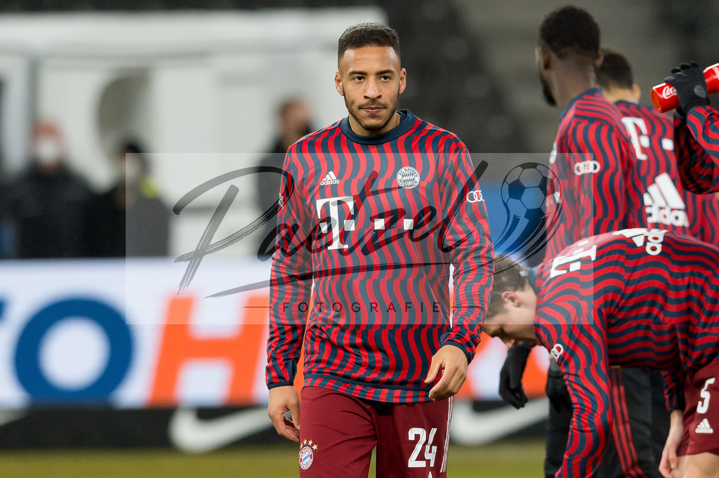 BSCFCB20220123_198 | Fussball, Herren: Corentin Tolisso (FC Bayern Muenchen) schaut bei dem Spiel der 1. Bundesliga zwischen Hertha BSC und FC Bayern Muenchen im Olypiastadion am 23.01.2022 in Berlin, Deutschland.DFB / DFL REGULATIONS PROHIBIT ANY USE OF PHOTOGRAPHS AS IMAGE SEQUENCES AND/OR QUASI-VIDEO. - Realisiert mit Pictrs.com