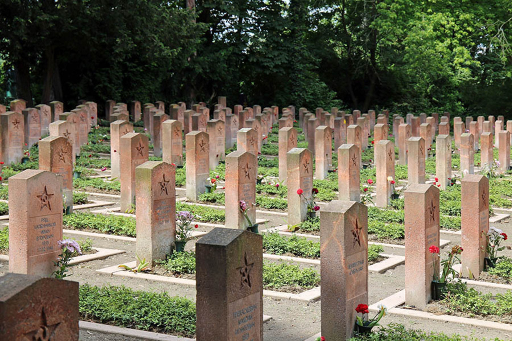 Ostfriedhof - Sowjetischer Ehrenhain | Entdecke über 20 Kategorien Leipzig-Motive: Foto-Downloads, hochwertige Poster, Leinwand- & Fine-Art-Prints. Jetzt Lieblingsfoto im Bildlexikon Leipzig Shop bestellen!