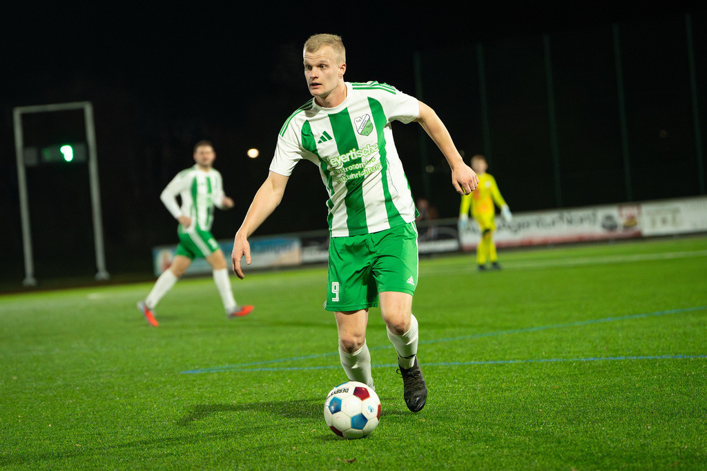 Fußball I Herren I Saison 2025-2026 I Freundschaftsspiel I TSV Grossenkneten - TuS Lutten I 0944 | Henrik Sieveke (9, TuS Lutten) - Realisiert mit Pictrs.com