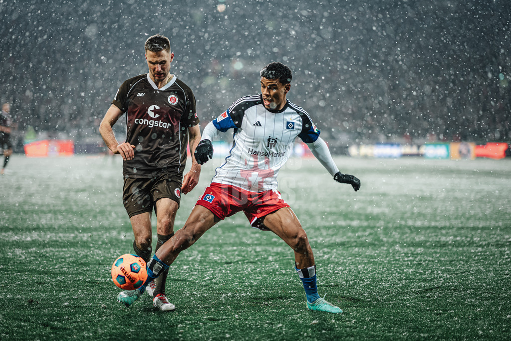 Fußball | Männer | Saison 2023/2024 | 2. Fußball-Bundesliga | 15. Spieltag | FC St. Pauli vs. Hamburger SV | 01.12.2023 | v.l. Karol Mets (#3, FC St. Pauli) und Ransford Königsdörffer (#11, HSV)