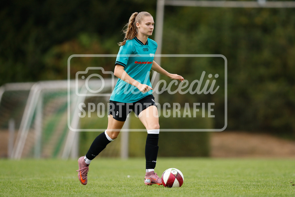 Fußball I Frauen I Westfalenpokal 26-27 I DJK GW Amelsbüren - SSV Rhade  I 18806 | Vivien Grosser (3, SSV Rhade) im Ballbesitz - Realisiert mit Pictrs.com