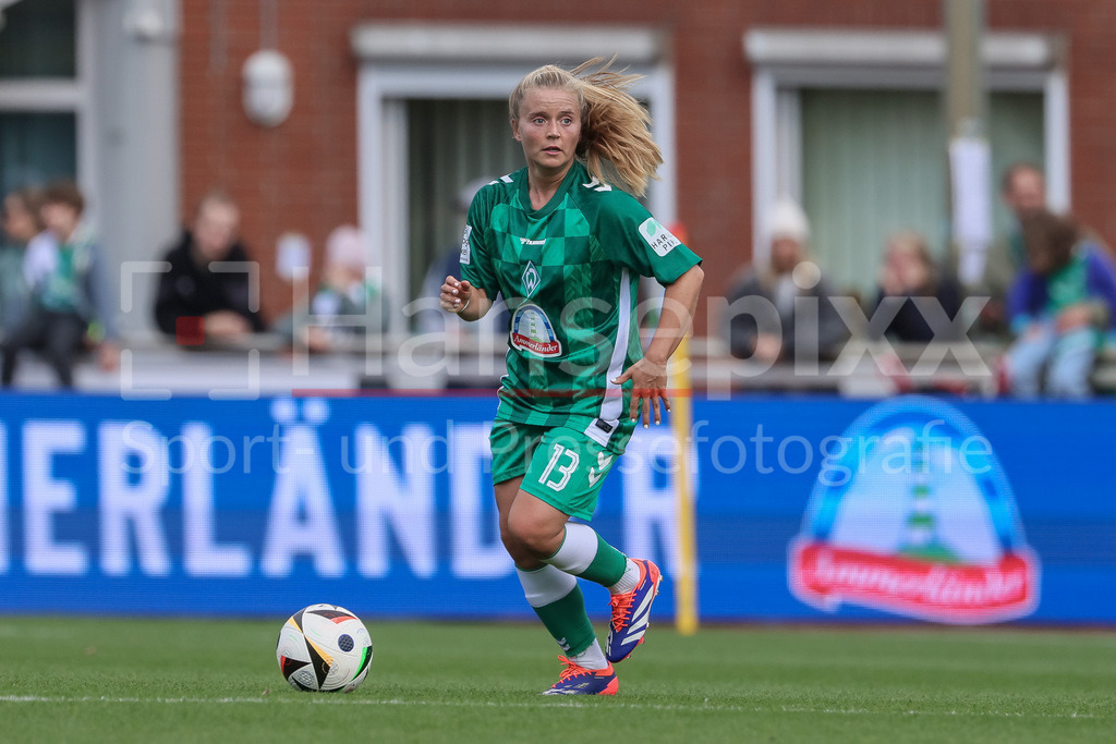 Fussball, Google Pixel Frauen-Bundesliga, SV Werder Bremen - 1. FFC Turbine Potsdam | v.li.: Ricarda Walkling (SV Werder Bremen, 13) am Ball, Freisteller, Einzelbild, Ganzkörper, Aktion, Action, Spielszene