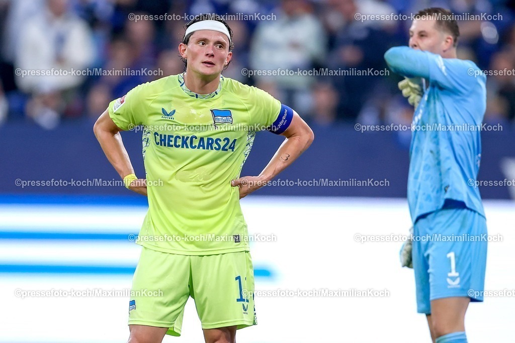 S0401082501060 | 01.08.2025, Fußball, FC Schalke 04 - Hertha BSC, 1.Spieltag, 2. Fußball Bundesliga, Veltins-Arena Gelsenkirchen, Saison 2025 2026: Fabian Reese&nbsp;(Hertha BSC #11) enttäuscht enttäuschung neben Torwart Tjark Ernst&nbsp;(Hertha BSC #01) DFB regulations prohibit any use of photographs as image sequences and or quasi-video.